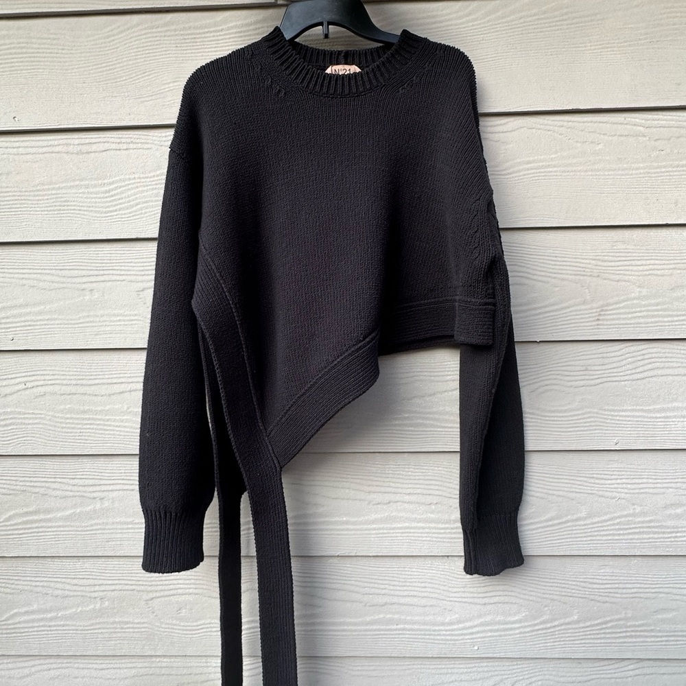 Nº21
asymmetric black sweater